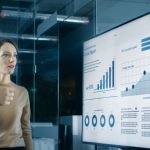 Mujer y hombre miran los datos de una Smart TV