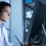Ingeniero haciendo pruebas con su software LIMS