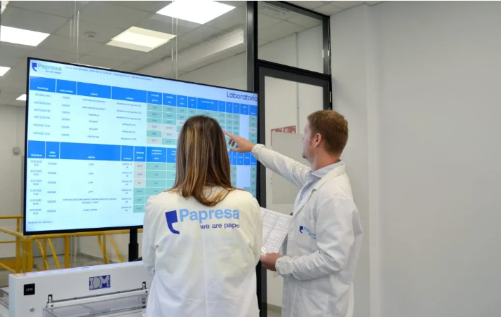 trabajadores de Papresa observan datos en una smartTV