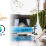 Técnico recoge una muestra de agua en una piscina